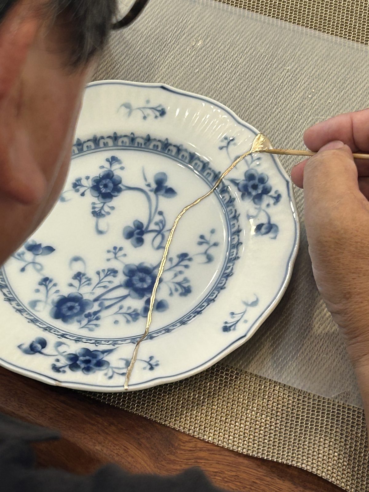A blue-and-white plate mended with a gold seam at 寂永堂 Art Gallery, Ashiya
