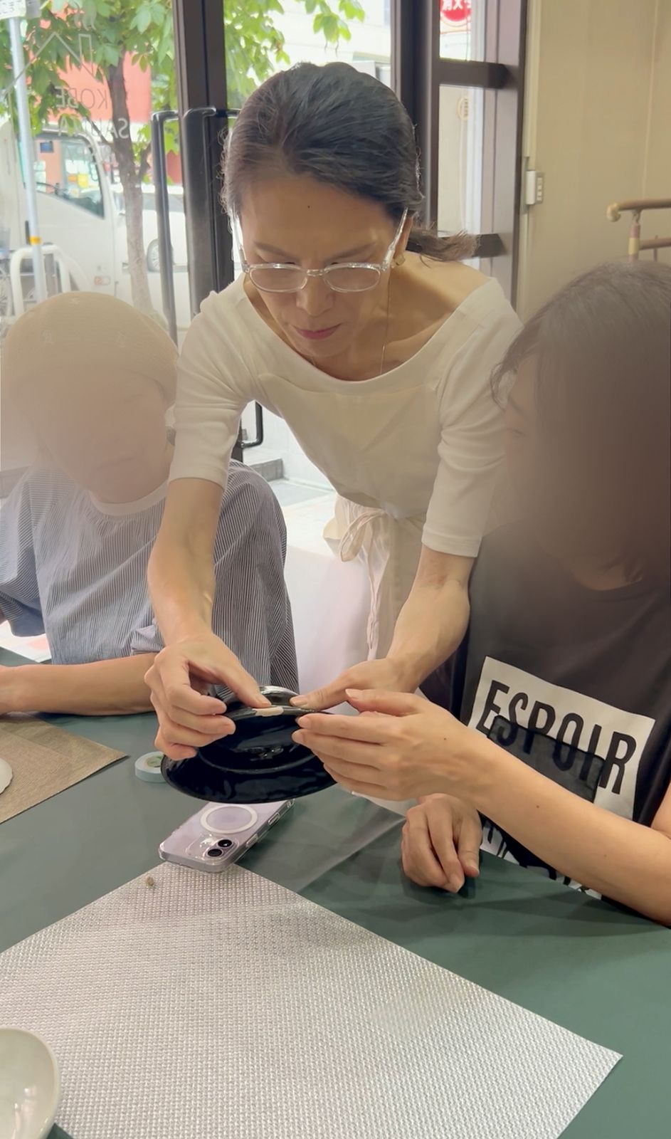 memé guides a repair by hand