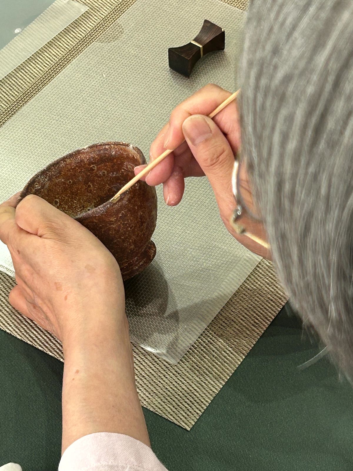 Drawing the golden seam on a tea bowl