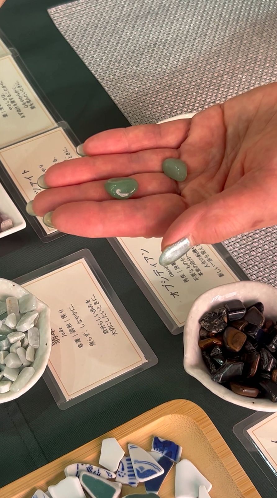 Weighing a stone in the hand